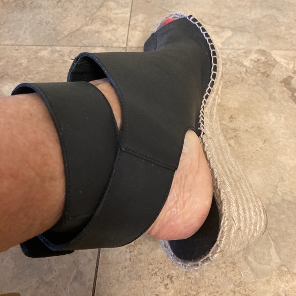 Nearly NEW Vince shoes ! Worn once! - Picture 3 of 7